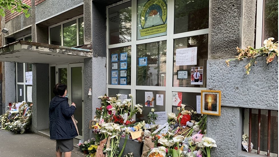 Deca i krivična odgovornost: Kako zaštiti i zajednicu i najmlađe kada maloletnici počine najteža krivična dela 2 Na ulaznim vratima škole stoje umrlice, a nedeljama su bile cveće i venci