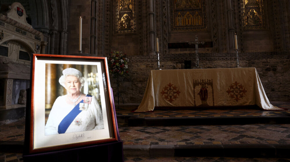 Velika Britanija počasnom paljbom i zvonjavom crkava obeležila godinu dana od smrti kraljice 1