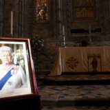 Velika Britanija počasnom paljbom i zvonjavom crkava obeležila godinu dana od smrti kraljice 6