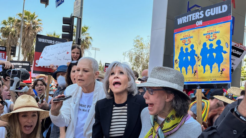 Glumice poput Lili Tomlin i Džejn Fonde podržale su pisce na demonstracijama - a uskoro bi se mogle pridružiti i štrajku