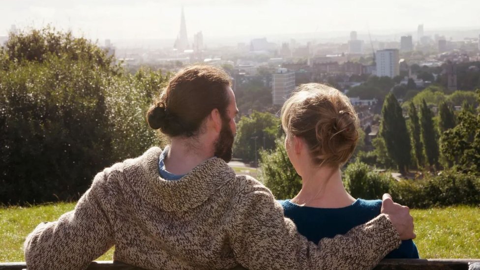 Veze: Samci sa više partnera, poliamoristi - nove zajednice za budućnost 1 Muškarac i žena na klupi