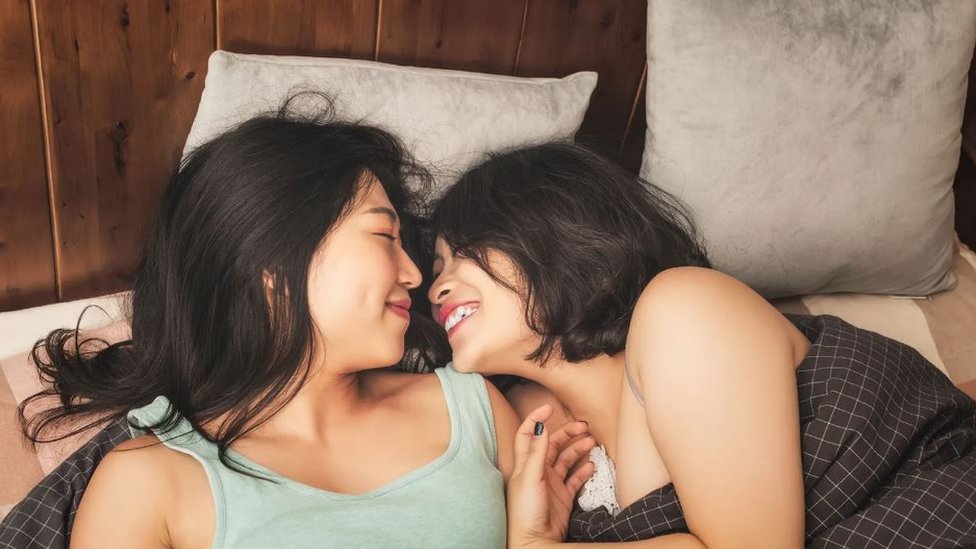 Veze: Samci sa više partnera, poliamoristi - nove zajednice za budućnost 2 Partnerke u krevetu