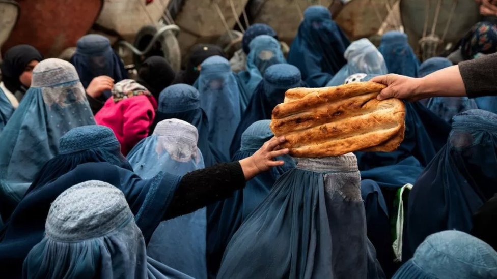 Avganistan: Kako razmišlja talibanski vrhovni vođa Hebatulah Akundžada 3 Glad je sve veća u Avganistanu i sve više porodica je prinuđeno da čeka u redovima za hleb u Kabulu