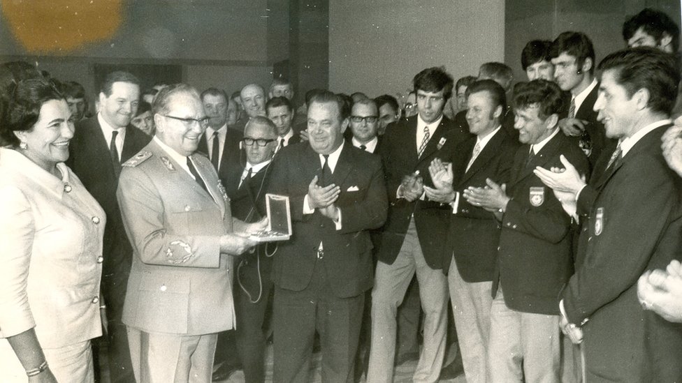 Košarka i Jugoslavija: Prvo zlato iz Ljubljane, „dosanjani san“ jugoslovenske košarke 4 Josip Broz i Jovanka Broz sa Stanetom Dolancom i reprezentativcima Jugoslavije