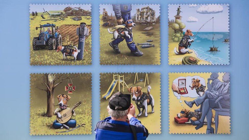 Rusija i Ukrajina: Mačke i psi influenseri pomažu Ukrajincima da prebrode rat 2 Patron, džek rasel terijer, pojavio se na poštanskim markicama širom Ukrajine