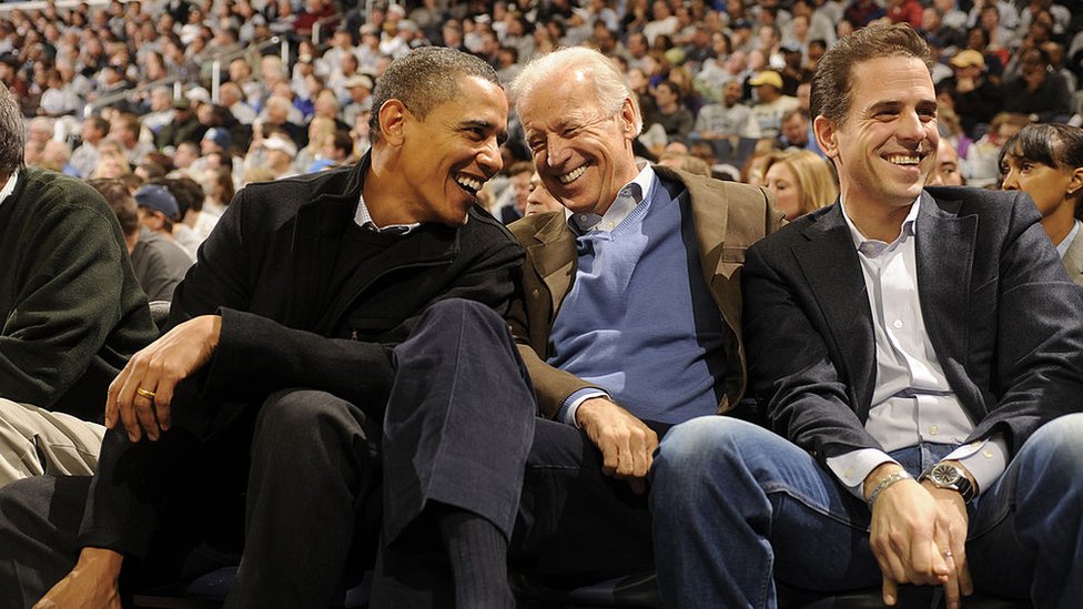 Amerika i politika: Republikanci najavili impičment protiv Džozefa Bajdena, ali malo je verovatno da će uspeti 1 Hunter and Joe Biden, and Barack Obama at a college basketball game in 2010
