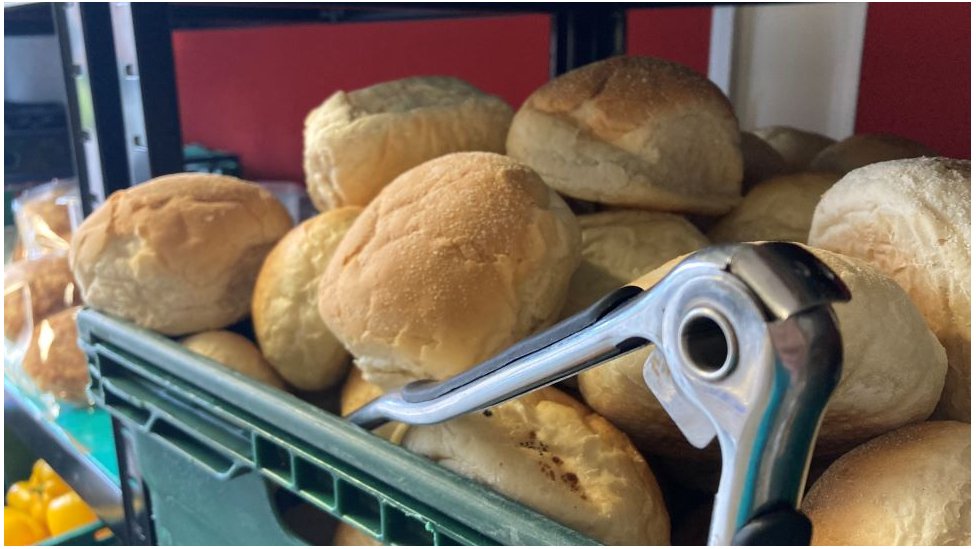 Srbija i siromaštvo: Da li je kompjuterski algoritam progutao hiljade najsiromašnijih 3 hleb