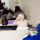 Francuska i religija: Stotine učenica vraćeno iz škole zbog muslimanske odeće 5