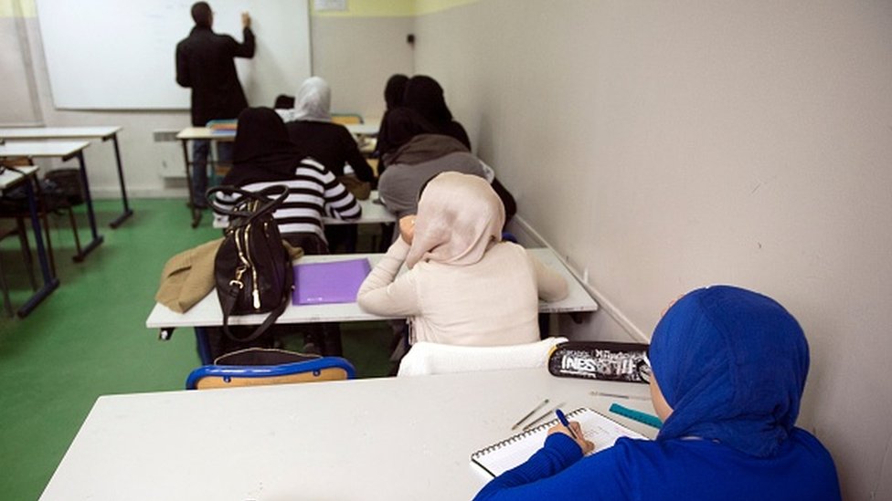 Francuska i religija: Stotine učenica vraćeno iz škole zbog muslimanske odeće 1 Students are pictured in their classroom at the La Reussite Muslim school on September 19, 2013 in Aubervilliers