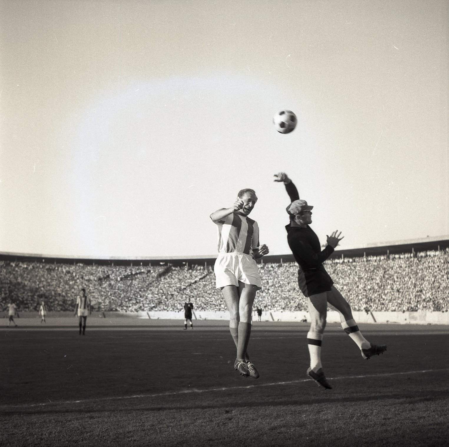 Fotografija sa otvaranja Marakane gde je domaća Zvezda, u crveno belim dresovima, dočekala Rijeku i tom prilikom ostarila povedu 2:1