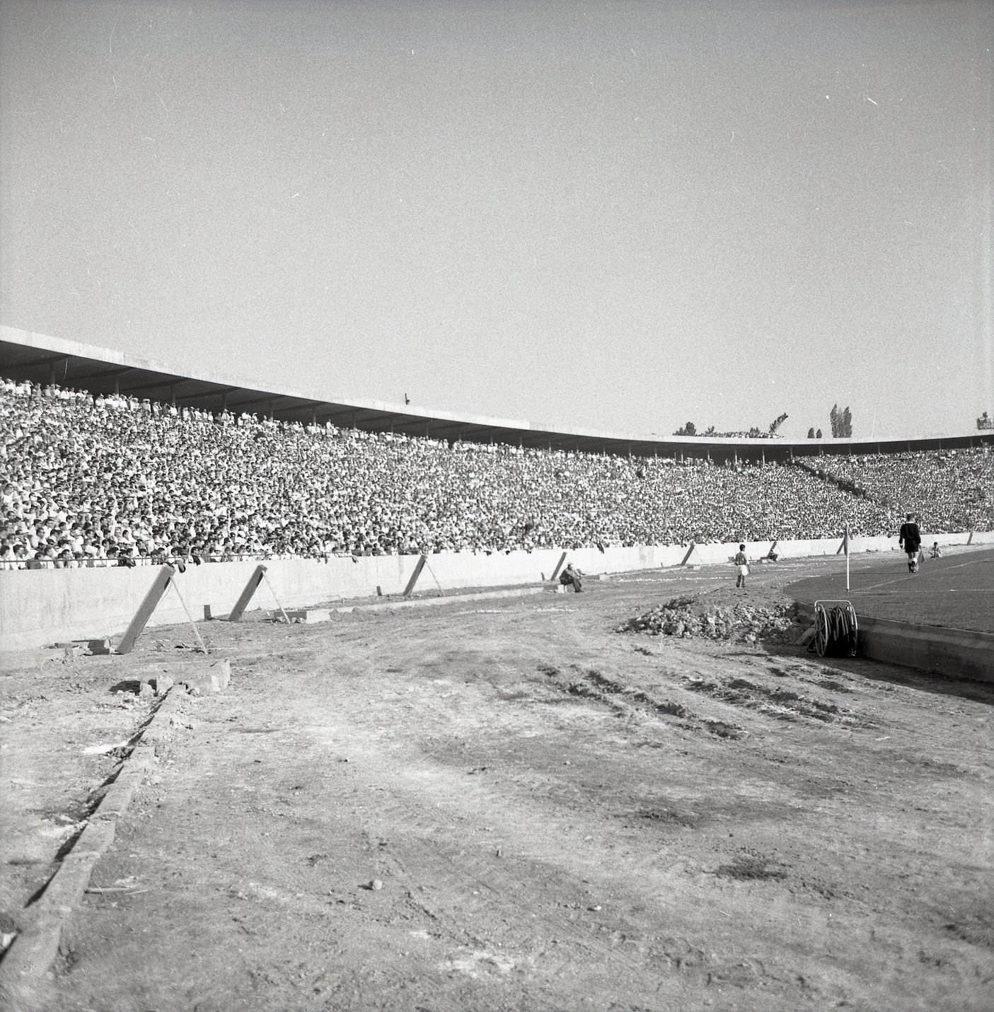 Radovi na atletskoj stazi, kao i na delu tribina još uvek su trajali, iako je Marakana zvanično otvorena