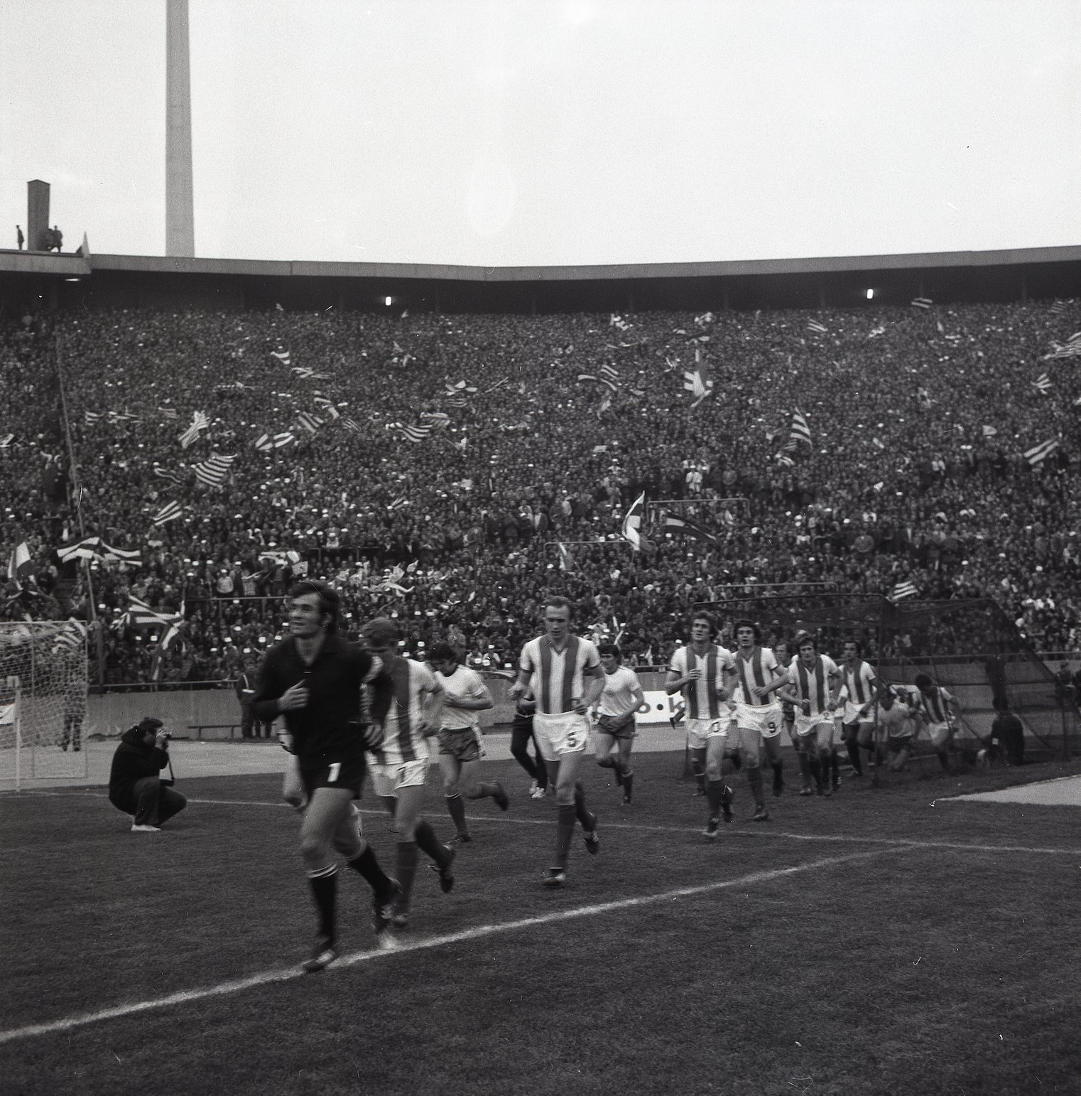 Igrači Crvene zvezde i Ferencvaroša istrčavaju na teren iz zloglasnog tunela