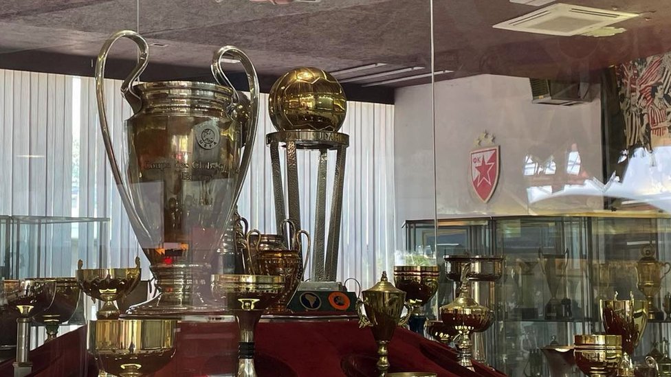 U vitrini blistaju pehari osvajača Kupa evropskih šampiona i trofej klupskog šampiona sveta
