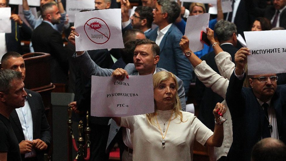 Srbija i politika: Vučić vanredne izbore najavio „za 4. mart ili malo ranije", deo opozicije potpisao „Dogovor za pobedu" 3 predstavnici opozicije z Skupštini