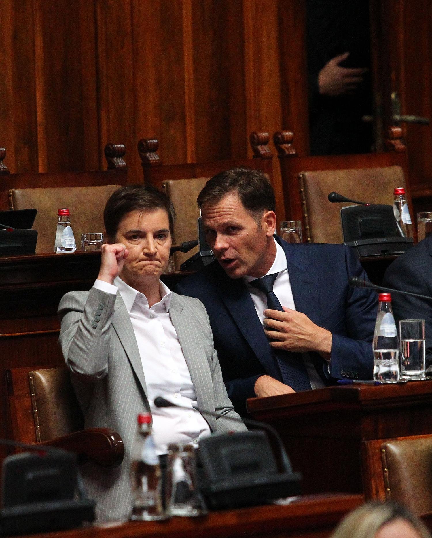 Srbija i politika: Vučić vanredne izbore najavio „za 4. mart ili malo ranije", deo opozicije potpisao „Dogovor za pobedu" 4 ana brnabić i siniša mali u Skupštini