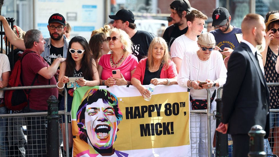 Muzika: Rolingstonsi potvrdili izlazak novog albuma Hackney Diamonds posle skoro dve decenije 2 Rolling Stones fans wait outside Hackney Empire, on the day of the launch event of their new album "Hackney Diamonds", in London, Britain, September 6, 2023