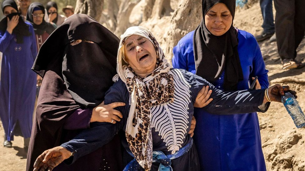 Zemljotres u Maroku: Sedam faktora zbog kojih su potresi smrtonosni 1 A woman is helped as she reacts to the death of relatives to the south-west of Marrakesh