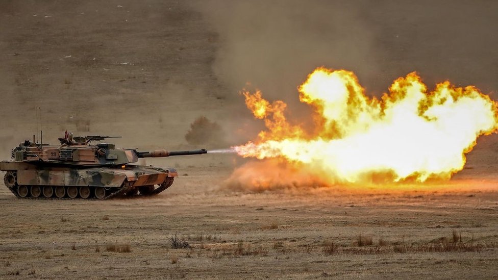 Rusija i Ukrajina: Amerika će snabdeti Kijev kontroverznim tenkovskim granatama sa osiromašenim uranijumom 1 An Abrams main battle tank fires during Exercise Chong Ju at the Puckapunyal Military Area on May 09, 2019 in Seymour, Australia