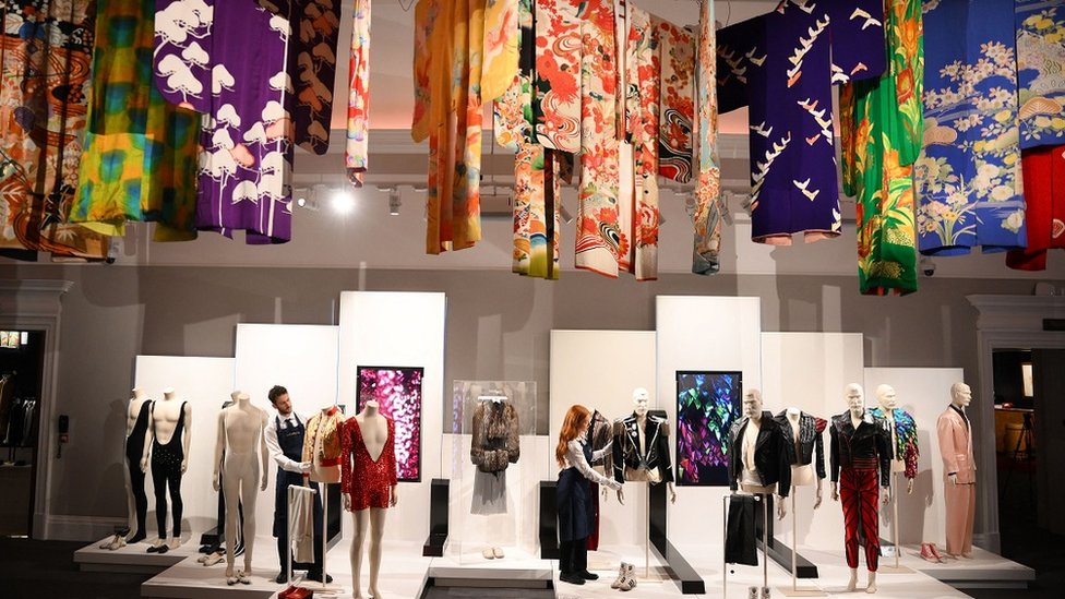 Muzika: Klavir pevača grupe Kvin Fredija Merkjurija prodat po rekordnoj ceni na aukciji za dva miliona evra 6 Mnogo njegove glamurozne odeće je na prodaju