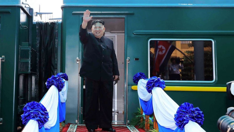 Brodovi, avioni i oklopni voz: Čime severnokorejski vođa Kim Džong Un putuje u inostranstvo 1 North Korea's leader Kim Jong Un waves before boarding his train