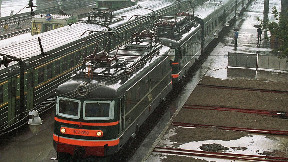 Brodovi, avioni i oklopni voz: Čime severnokorejski vođa Kim Džong Un putuje u inostranstvo 2 Kim Jong Il's armoured train pulling into Moscow in 2001