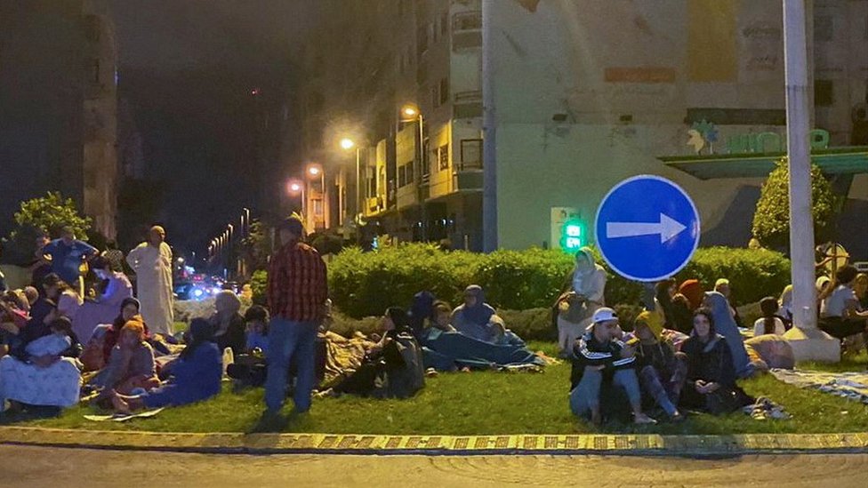 Zemljotres u Maroku: Najmanje 820 ljudi stradalo u snažnom potresu 2 People sitting on roundabout in Casablanca at night, 9 Sep 23