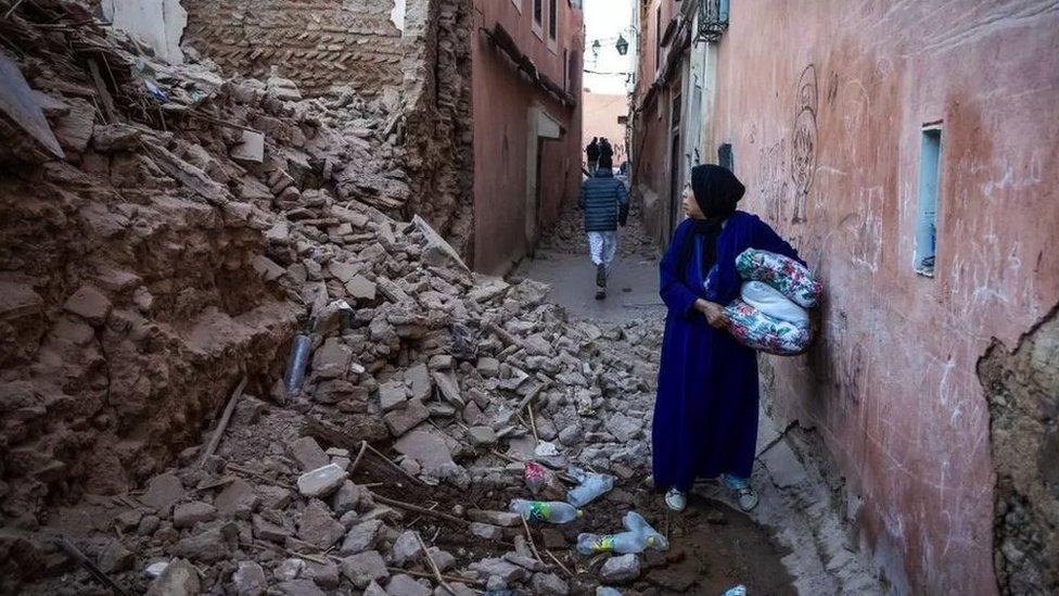 Zemljotres u Maroku: Više od dve hiljade žrtava potresa, ljudi dve noći iz straha spavaju na ulicama 4 Oštećene zgrade u Marakešu