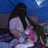Zemljotres u Maroku: Dok žrtve čekaju pomoć, beba započinje život u šatoru 5
