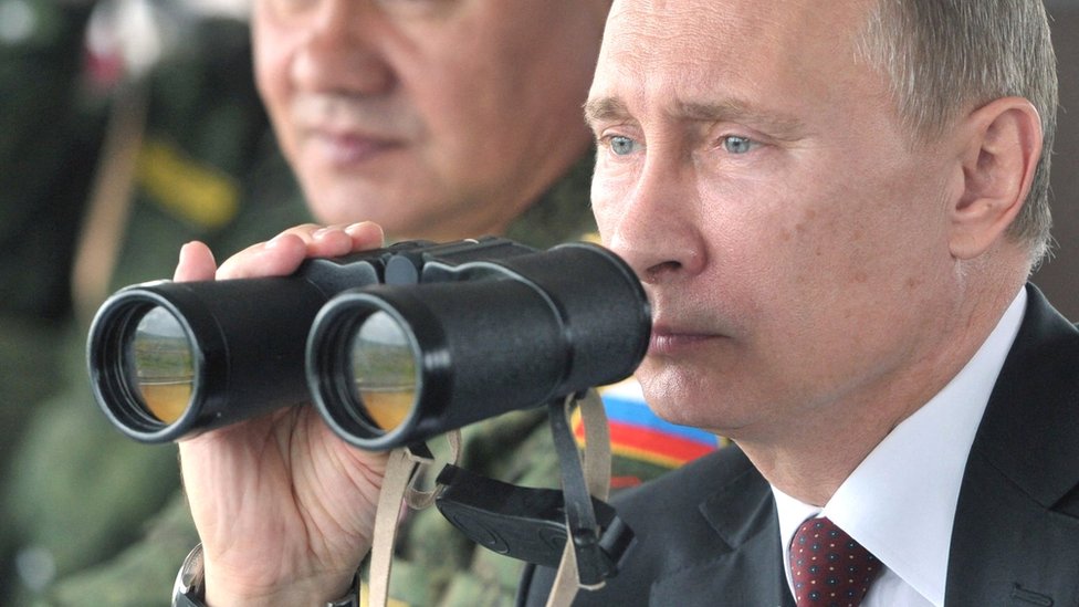 Ukrajina i Rusija: Rizik života u susednim zemljama Vladimira Putina 5 Russian president Vladimir Putin (R) and defence minister Sergei Shoigu (L) inspect military exercises in the Pacific Ocean near the Sakhalin island on 16 July 2013