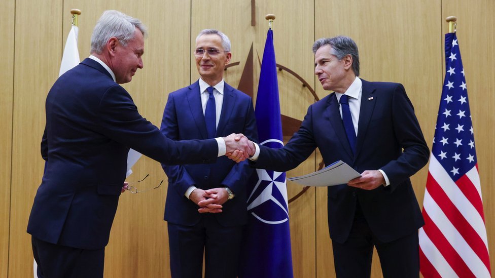 Ukrajina i Rusija: Rizik života u susednim zemljama Vladimira Putina 4 Nato Secretary-General Jens Stoltenberg smiles as Finnish Foreign Minister Pekka Haavisto and US Secretary of State Antony Blinken shake hands during a joining ceremony at the Nato foreign ministers' meeting at the Alliance's headquarters in Brussels, Belgium on 4 April 2023