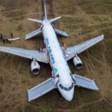 Avionske nesreće: Ruska putnička letelica prinudno sletala na poljanu 6