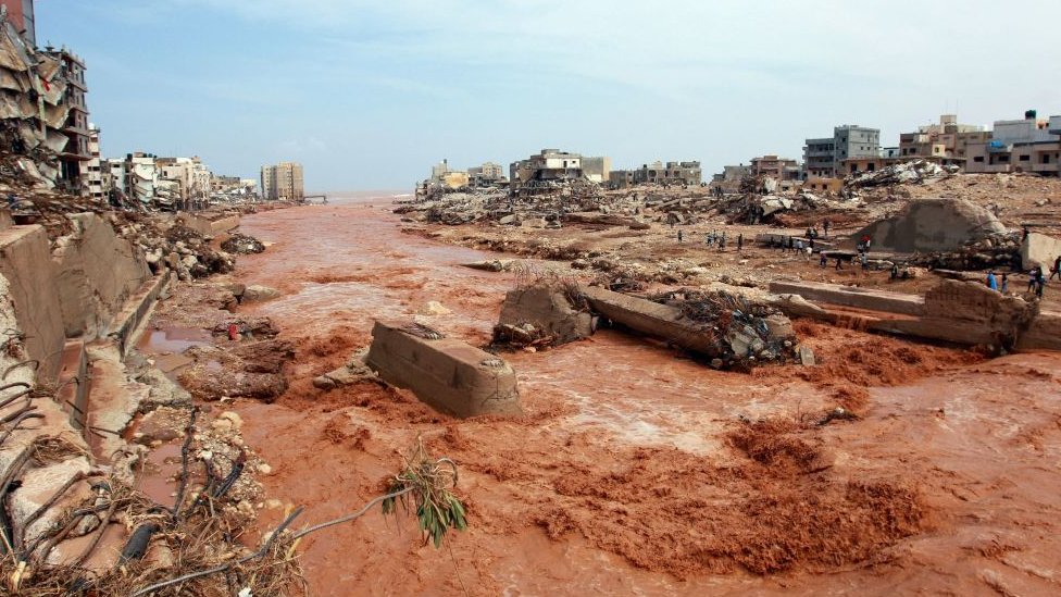 Katastrofalne poplave u Libiji: Bio jednom jedan grad... zvao se Derna 2 People look at the damage caused by freak floods in Derna, eastern Libya, 11 September 2023