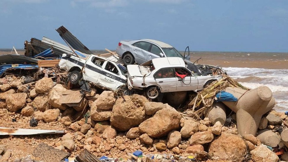 Poplave u Libiji: Strahuje se da će broj poginulih biti do 20.000 - „Voda je nosila ljude, bilo je kao sudnji dan" 10 Cars abandoned on rocks after floods