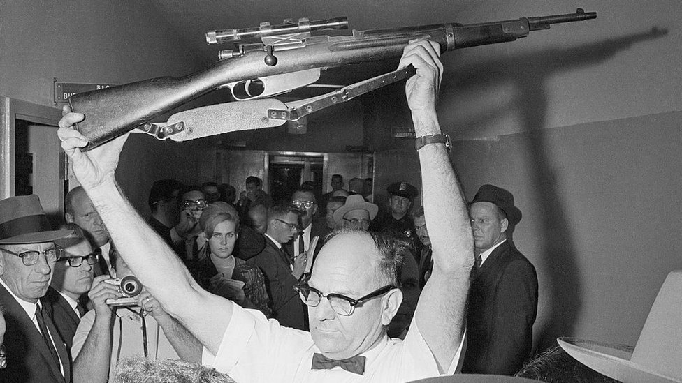 Dalaski policajac pokazuje pušku kojom je ubijen predsednik Džon F. Kenedi, 22. novembar 1963.