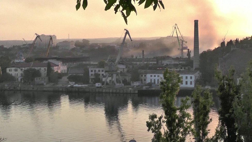 Jutro nakon napada, nad lukom u Sevastopolju se nadvijao gust dim
