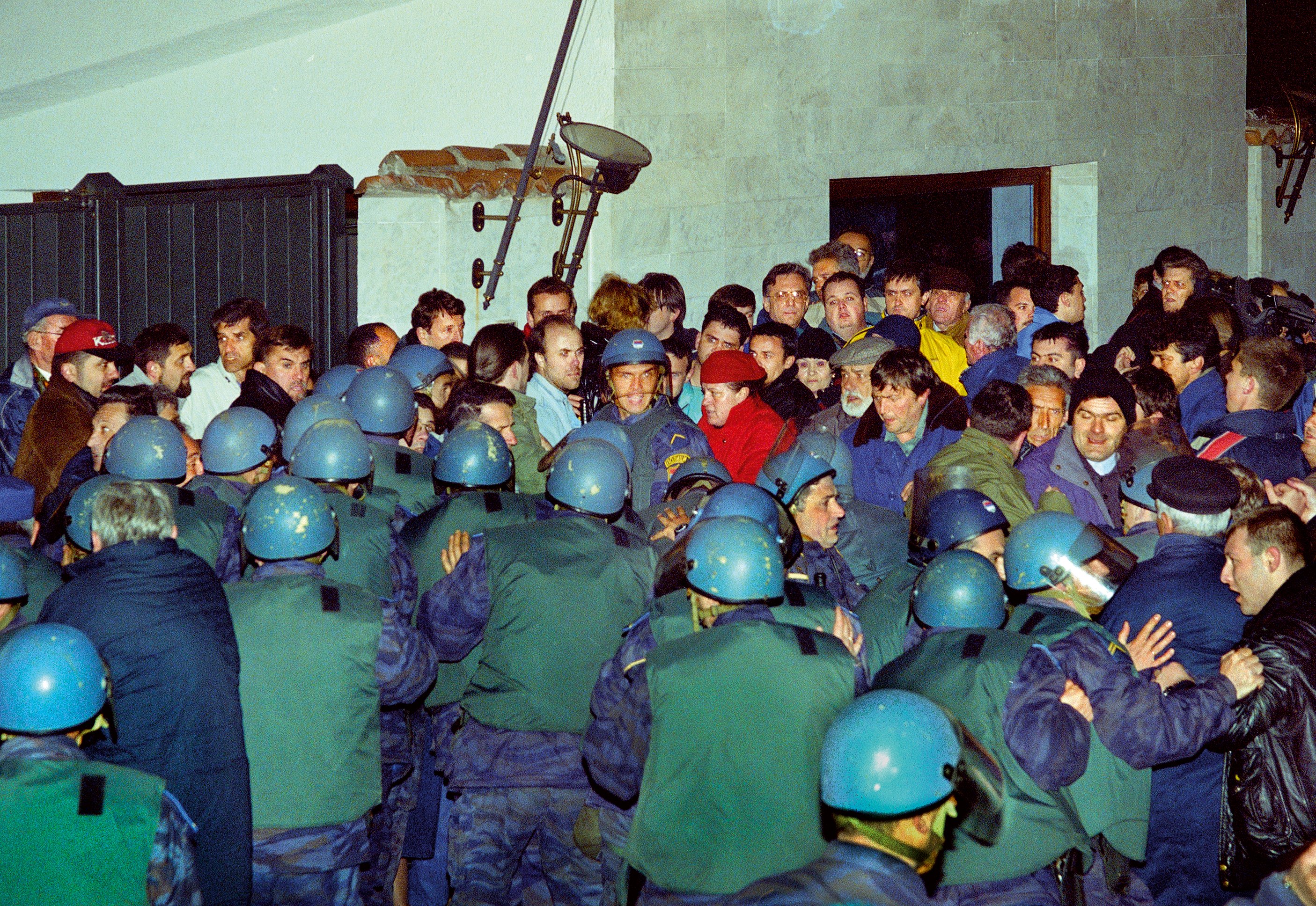 Dragoljub Zamurović, fotografija i istorija: Dnevnik patnje, ratova i sukoba u bivšoj Jugoslaviji 31 Hapšenje Miloševića