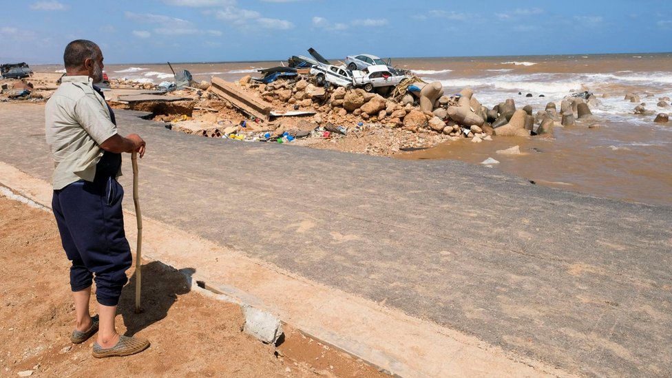 Poplave u Libiji: Strahuje se da će broj poginulih biti do 20.000 - „Voda je nosila ljude, bilo je kao sudnji dan" 6 Man looking at sea