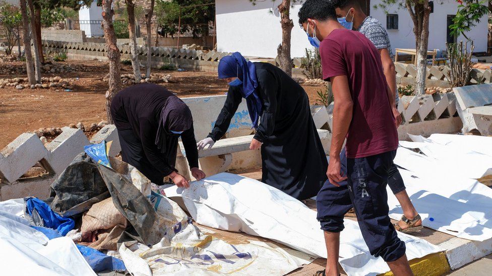 Katastrofalne poplave u Libiji: Bio jednom jedan grad... zvao se Derna 7 People look at the dead bodies outside the hospital, after a powerful storm and heavy rainfall hit Libya, in Derna, Libya on 12 September, 2023