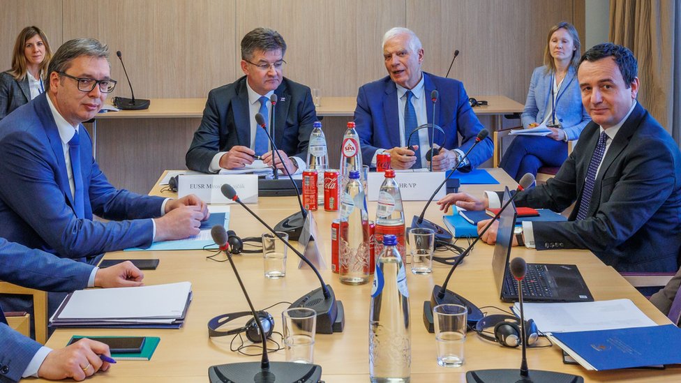 Vučić, Kurti i evropski posrednici Lajčak i Borelj - fotografija od 2. maja, sa sastanka u Briselu