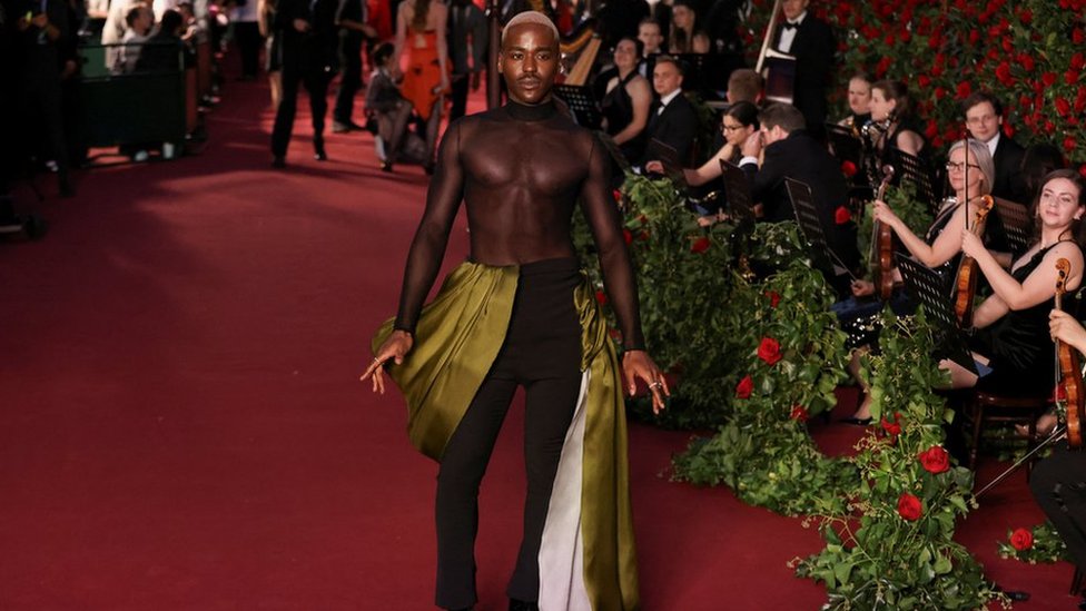 Moda u Londonu: Zvezde na crvenom tepihu, Sijena Miler pokazala trudnički stomak 6 Nkuti Gatva pozira tokom fotografisanju na događaju Vog svet u Londonu