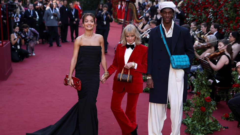 Moda u Londonu: Zvezde na crvenom tepihu, Sijena Miler pokazala trudnički stomak 10 Pevačica Rita Ora, Tvigi i Vizdom Kie na događaju Vog svet