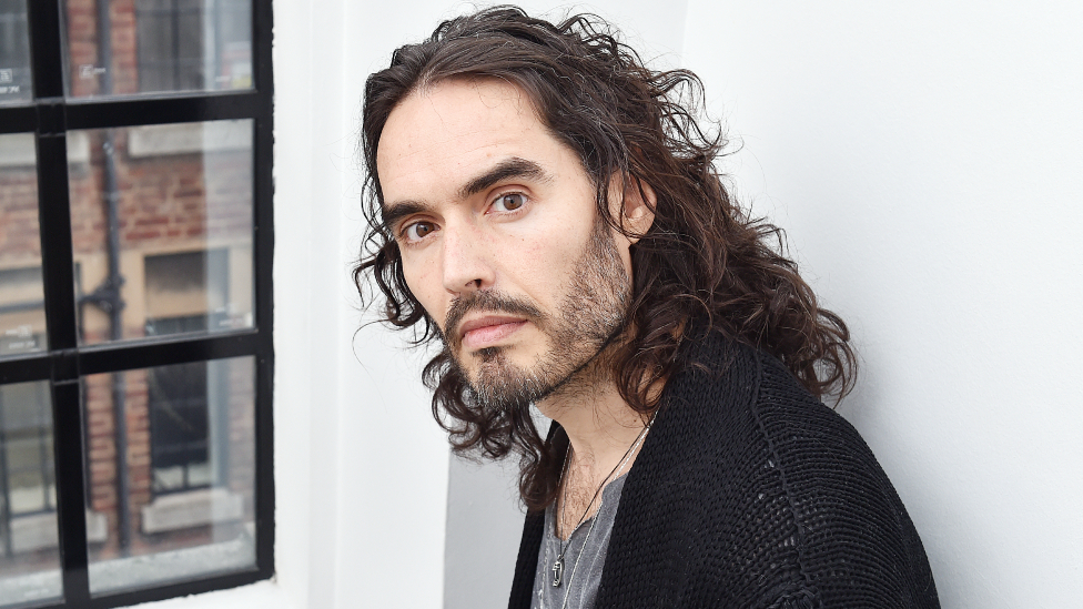 Seksualno nasilje: Problemi za britanskog komičara i glumca Rasela Brenda posle optužbi za silovanje 3 Russell Brand joins Steve Wright in the Afternoon on Radio 2 on Tuesday 31 January 2017