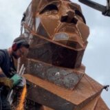 Velika Britanija, religija i umetnost: Skulptura u čast žena koje nose hidžab 7