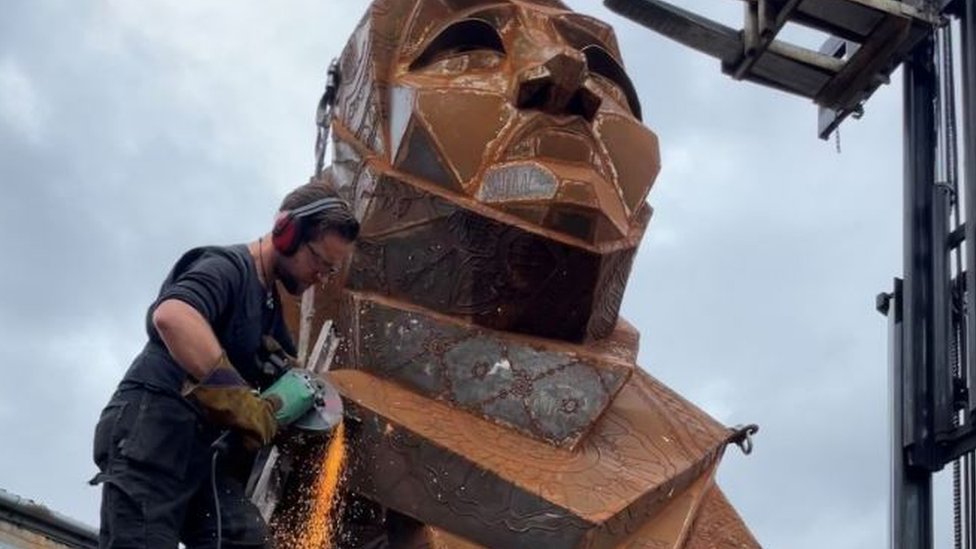 Velika Britanija, religija i umetnost: Skulptura u čast žena koje nose hidžab 1 Snaga hidžaba