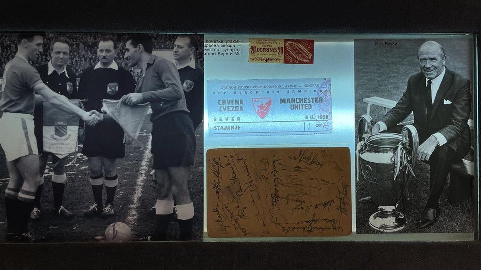 Levo na slici je fotografija sa utakmice u Mančesteru 14. januara, desno je Met Brezbi, trener Junajteda, a između se nalazi ulaznica za beogradski meč i potpisani jelovnik