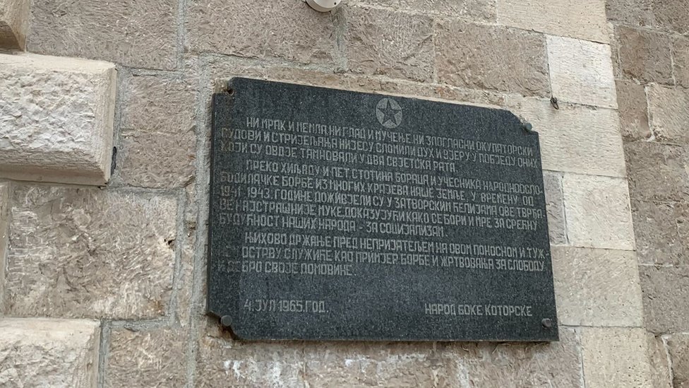 Spomen ploča žrtvama logora stoji pored ulaza u tvrđavu