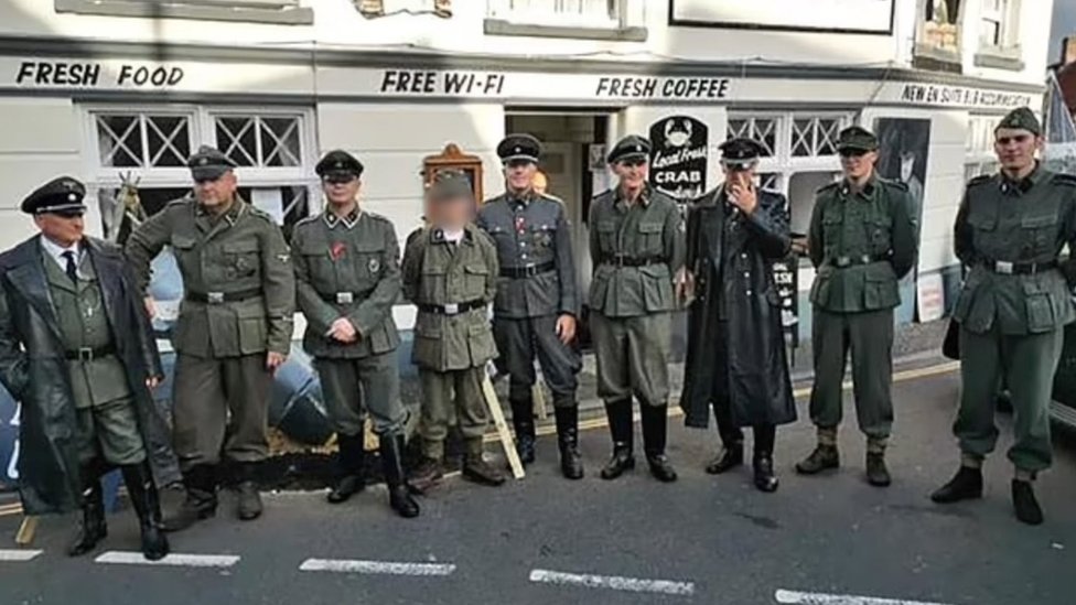 Muškarci su nosili uniforme koji su nosili vojnici SS divizije