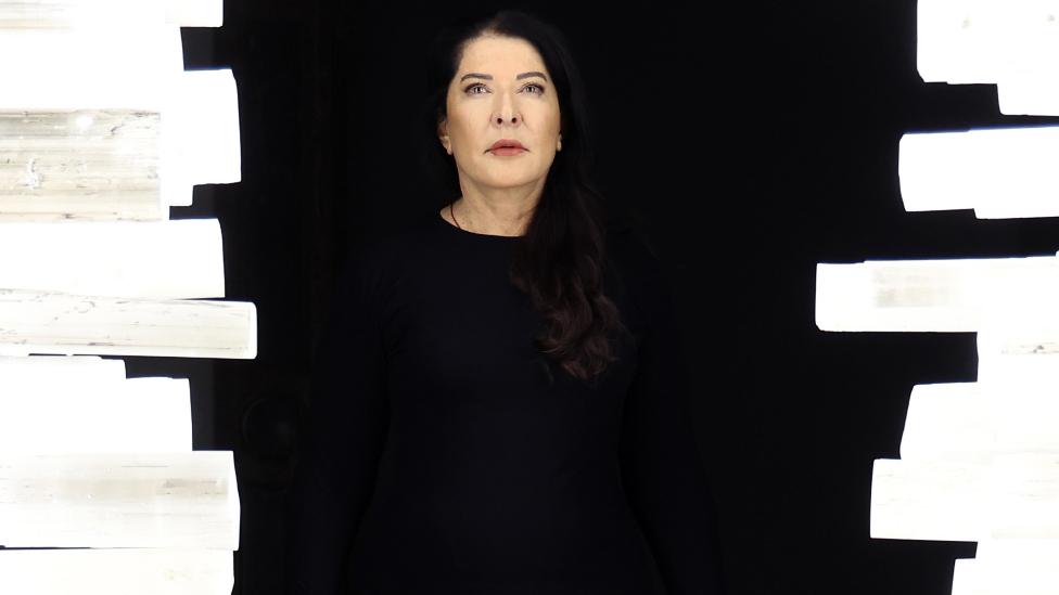 Srpska konceptualna umetnica i izvođačica Marina Abramović na otvaranju svoje izložbe u Kraljevskoj akademiji umetnosti u Londonu, Britanija, 19. septembar 2023.