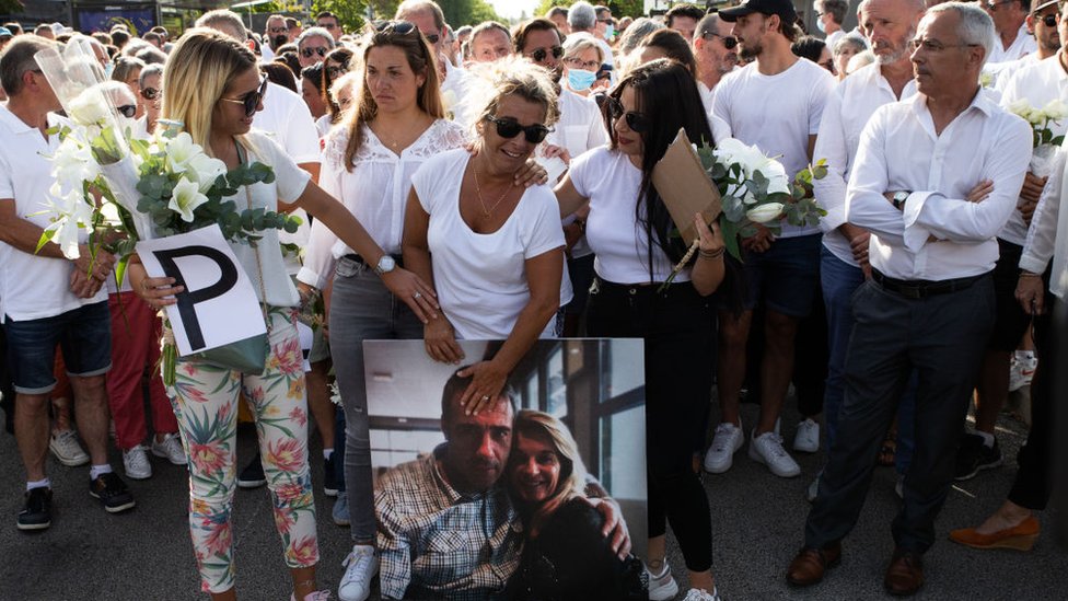Kovid i Francuska: Dvojica osuđena na višegodišnje robije zbog ubistva šofera koji im je tražio da propisno nose maske 1 Veronique Monguillot holding a picture of her dead husband