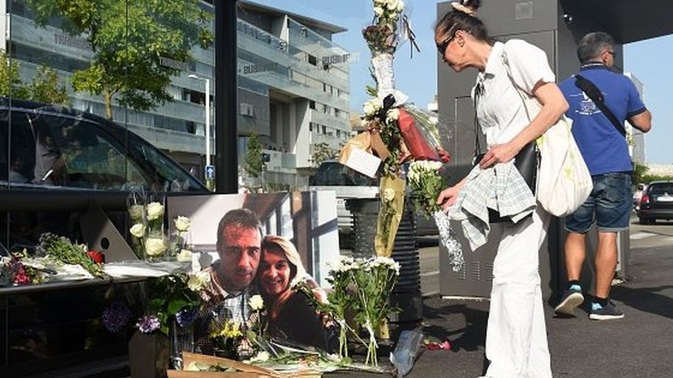 Kovid i Francuska: Dvojica osuđena na višegodišnje robije zbog ubistva šofera koji im je tražio da propisno nose maske 2 Woman lays flowers next to a picture of the driver killed